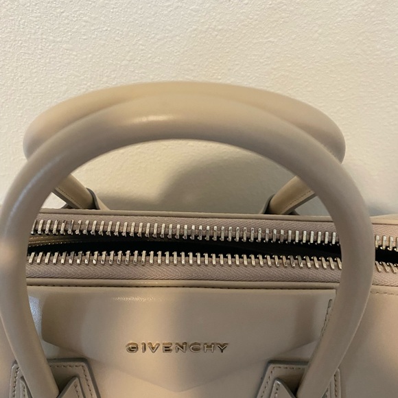 🌟SOLD🌟 Gorgeous EUC MEDIUM ANTIGONA in NUDE! - Picture 3 of 15